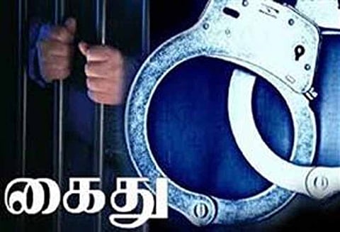 வாகனத்தில் பேட்டரி திருடிய 2 பேர் கைது