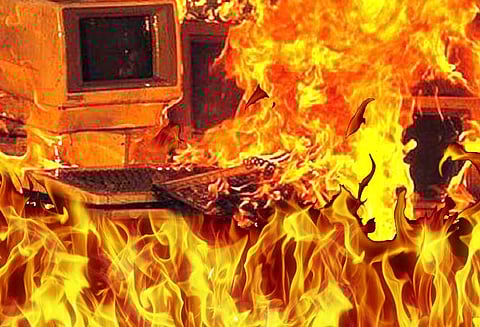 வங்கியில் தீப்பிடித்து கணினி, ஆவணங்கள் எரிந்து நாசம்