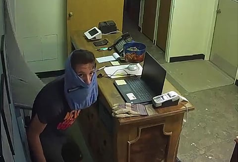 அடையாளத்தினை மறைக்க தலையை உள்ளாடையால் சுற்றி கொள்ளை முயற்சியில் ஈடுபட்ட கொள்ளையன்