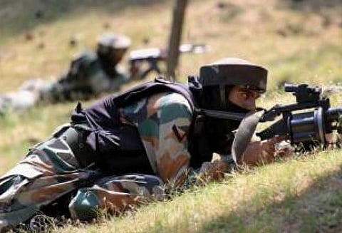 ஜம்முவின் எல்லை கட்டுப்பாட்டு கோடு பகுதியில் பாகிஸ்தான் படை துப்பாக்கி சூடு; வீரர் காயம்