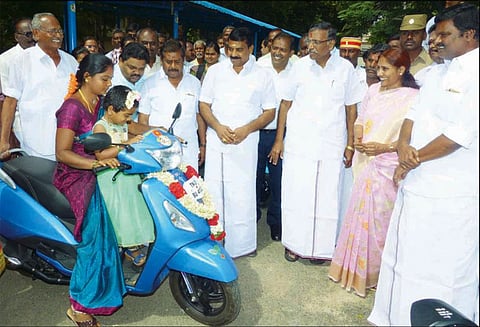 தர்மபுரியில் 217 பெண்களுக்கு அம்மா ஸ்கூட்டர் - அமைச்சர் கே.பி.அன்பழகன் வழங்கினார்