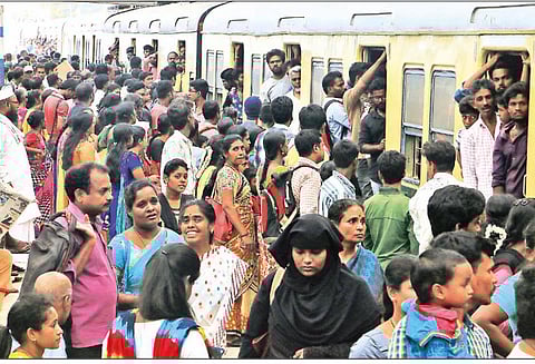 கடற்கரை-செங்கல்பட்டு இடையே குறைவான மின்சார ரெயில்கள் இயக்கப்பட்டதால் பயணிகள் தவிப்பு