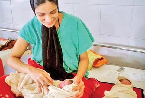 எக்ஸ்பிரஸ் ரெயிலில் பெண்ணுக்கு பிரசவம் இரட்டை குழந்தைகள் பிறந்தன