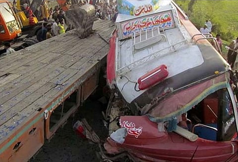 பாகிஸ்தானில் பயங்கர சாலை விபத்து: 18 பேர் பலி