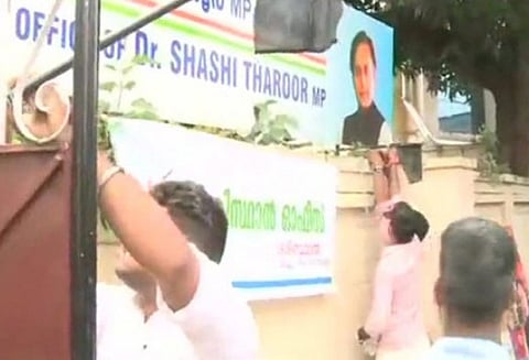 கேரளாவில் சசி தரூர் எம்.பி.யின் அலுவலகம் அடித்து நொறுக்கப்பட்டது
