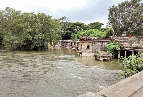 காவிரி ஆற்றில் காட்டாற்று வெள்ளம் 25 கிராமங்களை தண்ணீர் சூழ்ந்தது