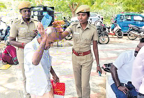 திருவள்ளூர் மாவட்ட கலெக்டர் அலுவலகத்தில் மண்எண்ணெய் ஊற்றி தீக்குளிக்க முயன்ற முதியவரால் பரபரப்பு