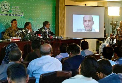 குல்பூஷன் ஜாதவ் வழக்கு: சர்வதேச நீதிமன்றத்தில் இன்று பதில் மனு தாக்கல் செய்கிறது பாகிஸ்தான்