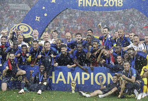 குடியேறியவர்கள் வைத்து கோப்பையை வென்றதாக பிரான்ஸ் மீது விமர்சனங்கள்