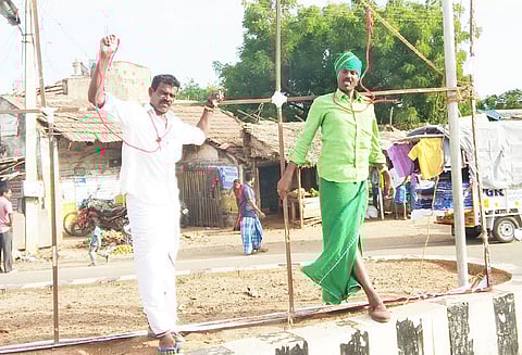 கழுத்தில் தூக்கு கயிறு மாட்டி நூதன போராட்டம்