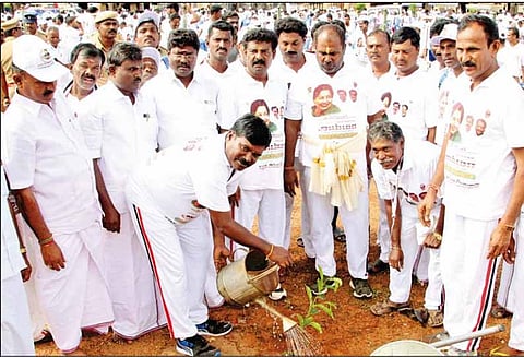 தெப்பக்குளத்தை தூர்வாரும்போது கிடைத்த கோபுர கலசம் அதிகாரியிடம் ஒப்படைப்பு