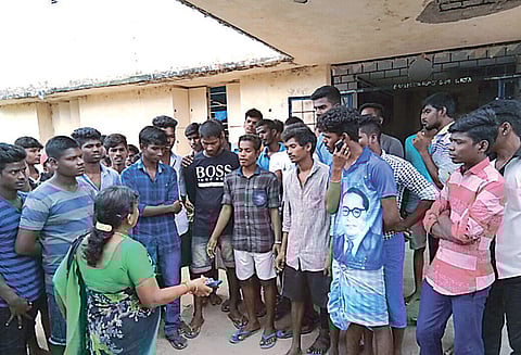 திண்டிவனம் கல்லூரி விடுதியில் மாணவர்கள் உள்ளிருப்பு போராட்டம்