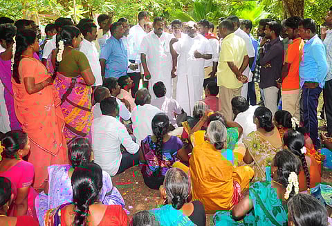 சுடுகாட்டில் குடியேறி போராட்டம் நடத்திய பொதுமக்களுடன் அமைச்சர் கந்தசாமி பேச்சுவார்த்தை