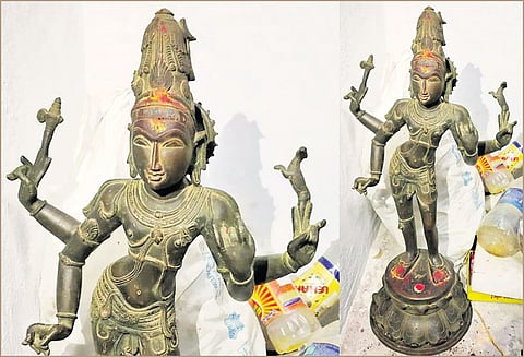 காஞ்சீபுரத்தில் கோவிலுக்கு வெளியே இருந்த அம்மன் சிலையால் பரபரப்பு