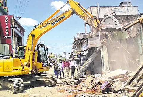 கடம்பத்தூரில் ரெயில்வே மேம்பால பணிக்காக கடைகள் அகற்றம்