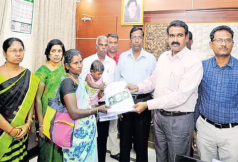 பசுமை வழிச்சாலை திட்டத்துக்கு நிலம் கொடுக்கும் 16 பேருக்கு வீட்டு மனைப்பட்டா, பசுமை வீடுகள் கட்ட ஆணை