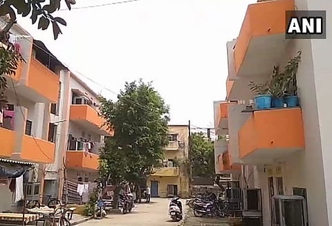 உ.பியில் காவல்துறையினர் குடியிருப்புகளுக்கு காவி வர்ணம் பூசப்பட்டதால் புதிய சர்ச்சை