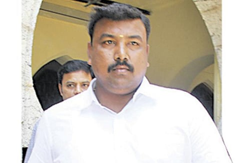 சசிகலா, ஆம்புலன்ஸ் டிரைவர் வாக்குமூலத்தில் முரண்பாடு உச்சகட்ட குழப்பத்தால் திணறும் ஆணையம்