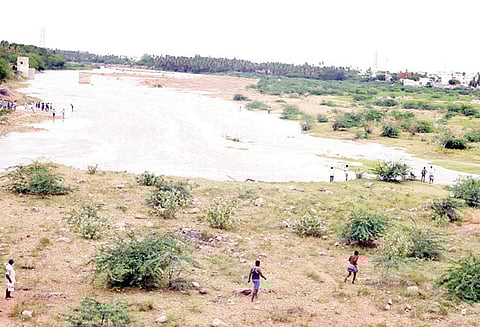 கரூர் நகருக்குள் ஆற்று நீர் வருவதை பார்க்க புதிய அமராவதி பாலத்தில் பொதுமக்கள் திரண்டதால் பரபரப்பு