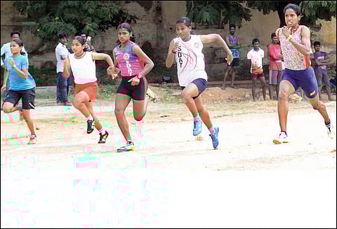 ஈரோட்டில் மாவட்ட அளவிலான தடகள விளையாட்டு போட்டி கலெக்டர் பிரபாகர் தொடங்கி வைத்தார்