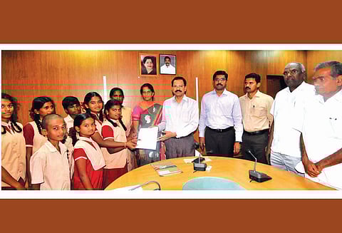 திருப்பூர் மாவட்டத்தில் பிளாஸ்டிக் பைகளுக்கு மாற்று ஏற்பாடு செய்ய தன்னார்வலர்கள் முன்வரவேண்டும்