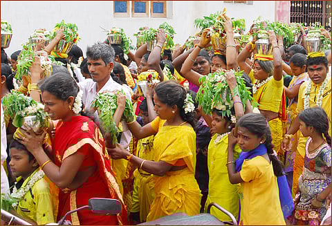 ஆடி முதல் வெள்ளிக்கிழமையையொட்டி அம்மன் கோவில்களில் சிறப்பு வழிபாடு
