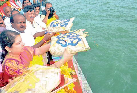 தொடர் கனமழையால் முழு கொள்ளளவை எட்டின கபினி, கே.ஆர்.எஸ். அணைகளில் முதல்-மந்திரி குமாரசாமி சிறப்பு பூஜை