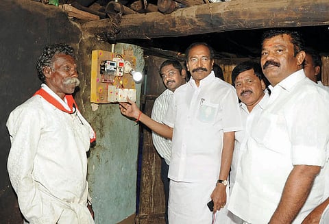 பெட்டமுகிலாளம் மலை கிராமத்தில் 82 இருளர் இன மக்களின் குடியிருப்புகளுக்கு மின் இணைப்புகள்