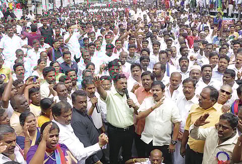 சேலத்தில் விடுதலை சிறுத்தைகள் கட்சியினர் ஆர்ப்பாட்டம் தொல்.திருமாவளவன் பங்கேற்பு