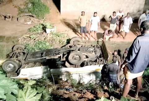 கால்வாயில் மினி டெம்போ கவிழ்ந்து மீன் வியாபாரி பலி