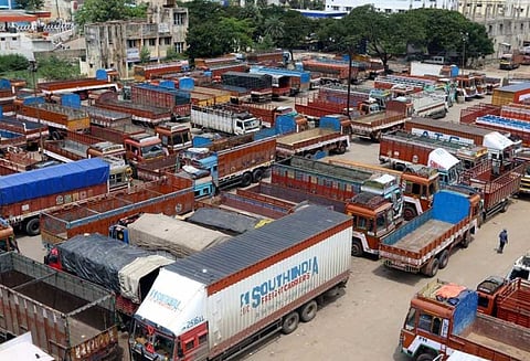 லாரிகள் வேலை நிறுத்தம் நீடிப்பு: அத்தியாவசிய பொருட்களுக்கு தட்டுப்பாடு ஏற்படும் அபாயம்