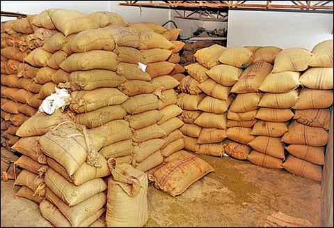 லாரி உரிமையாளர்கள் 2-வது நாளாக வேலை நிறுத்தம்: மாவட்டத்தில் ரூ.50 கோடி சரக்குகள் தேக்கம்