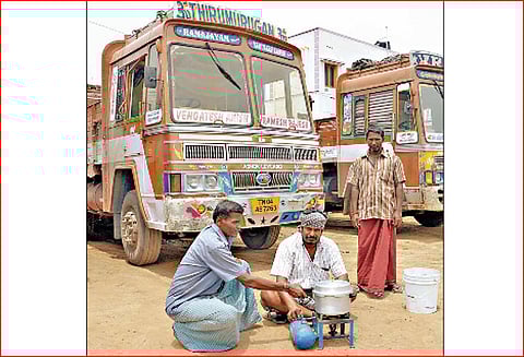 லாரி உரிமையாளர்கள் வேலை நிறுத்தத்தால் மாவட்டம் முழுவதும் ரூ.20 கோடி வர்த்தகம் பாதிப்பு