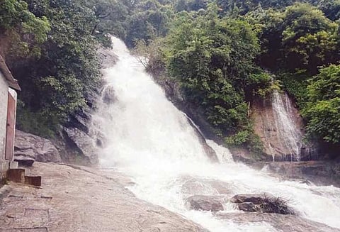 தொடர் மழையால் 13-வது நாளாக வெள்ளப்பெருக்கு: குரங்கு நீர்வீழ்ச்சியில் குளிக்க சுற்றுலா பயணிகளுக்கு தடை