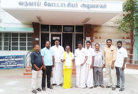 பஞ்சப்பட்டி ஏரியை தூர்வாரக்கோரி தே.மு.தி.க.வினர் கோட்டாட்சியரிடம் மனு