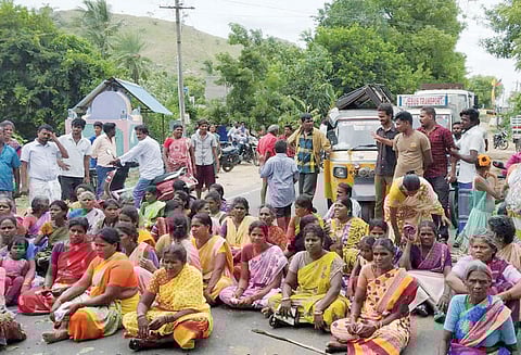 தெள்ளூர் கிராமத்தில் ரேஷன் பொருட்கள் வழங்காததை கண்டித்து சாலை மறியல்