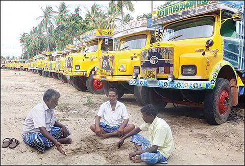 சேலத்தில் 95 சதவீதம் லாரிகள் ஓடவில்லை தொழிலாளர்கள் பரிதவிப்பு