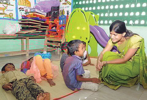 குழந்தைகளின் வருகை பதிவேட்டை பராமரிக்காத அங்கன்வாடி அமைப்பாளர் மீது நடவடிக்கை