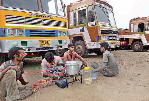திருப்பூர் மாவட்டத்தில் 2-வது நாளாக தொடரும் லாரிகள் வேலை நிறுத்த போராட்டம்