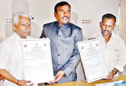 கோவில் ஆபரணங்கள் தயாரிக்கும் கைவினை கலைஞர்களுக்கு புவிசார் குறியீடு சான்றிதழ்