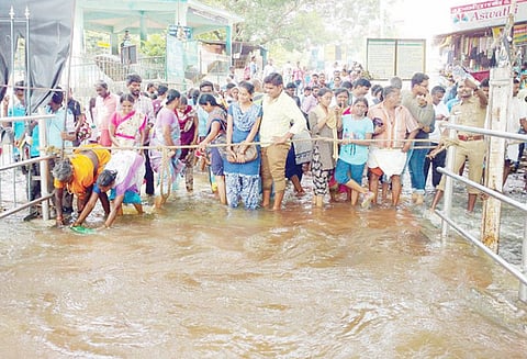 காவிரி ஆற்றில் நீர்வரத்து குறைந்தது: ஒகேனக்கல்லில் சுற்றுலா பயணிகள் குவிந்தனர்