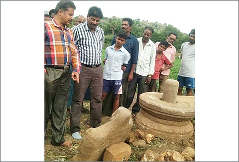வேலூர் அருகே சிவலிங்கம், துர்க்கையம்மன் சிலைகள் கண்டெடுப்பு