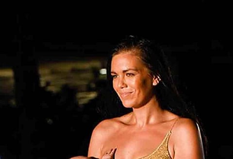 நீச்சல் உடை ரேம்ப் வாக் நிகழ்ச்சியில் குழந்தைக்கு பாலூட்டிய படியே வந்த தாய்