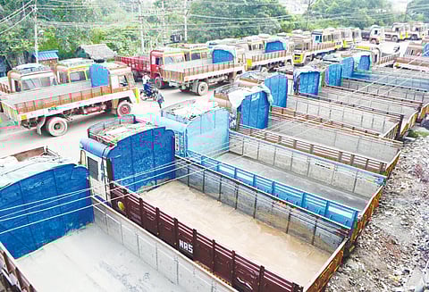 4-வது நாளாக லாரிகள் வேலைநிறுத்தம் நீடிப்பு: 2 லட்சம் தொழிலாளர்களின் வாழ்வாதாரம் பாதிப்பு