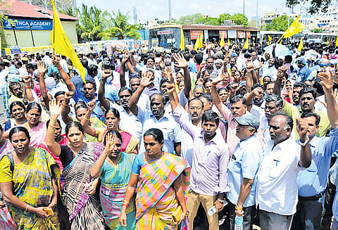 பல்வேறு கோரிக்கைகளை வலியுறுத்தி மறியல் போராட்டம் 1,500 ஆசிரியர்கள் கைது