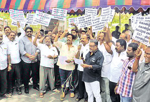 லாரிகள் வேலைநிறுத்தம் 4-வது நாளாக நீடிப்பு: நாடு முழுவதும் ரூ.1 லட்சம் கோடி சரக்குகள் தேக்கம்