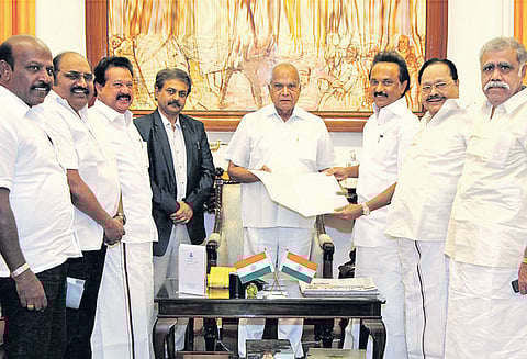 ஊழல் தடுப்பு சட்டத்தின்படி விசாரணை நடத்த வேண்டும் கவர்னரிடம் மு.க.ஸ்டாலின் மனு