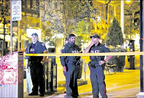 கனடாவில் சாலையில் நடந்து சென்றவர்கள் மீது துப்பாக்கி சூடு; 2 பேர் சாவு