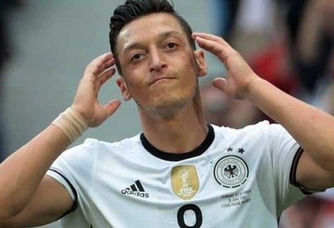 இனவெறி சர்ச்சை: ஜெர்மனி கால்பந்து அணி வீரர் ஒசில் ஓய்வு