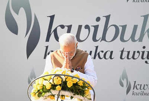 ருவாண்டா நாட்டின் இனப்படுகொலை நினைவு மையத்திற்கு சென்றார் பிரதமர் மோடி